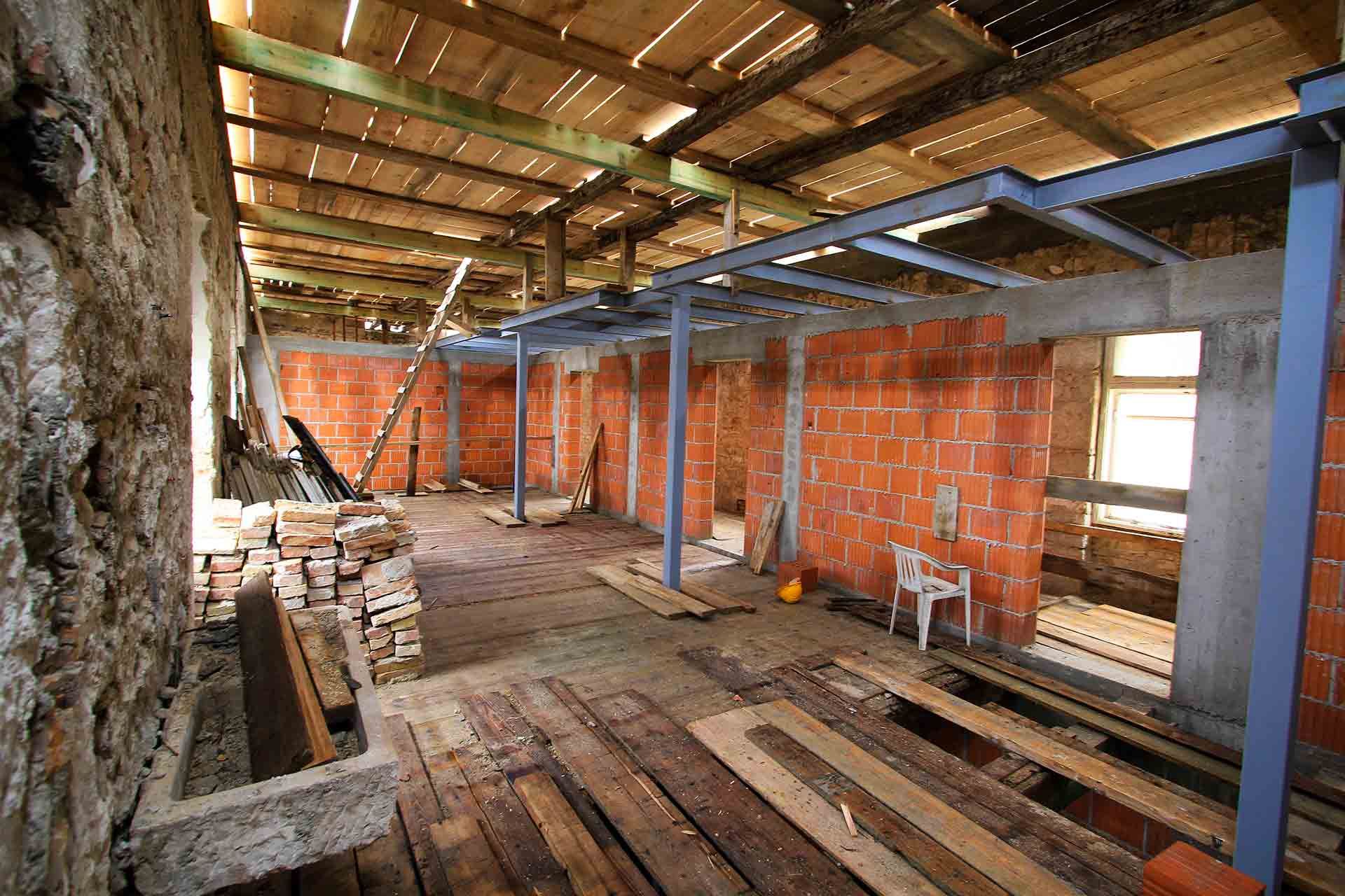 A view of the first floor and the steel structure that supports the galleries of future rooms with mezzanines, taken during the 2016 reconstruction and conversion of the building into the Almayer Hotel
