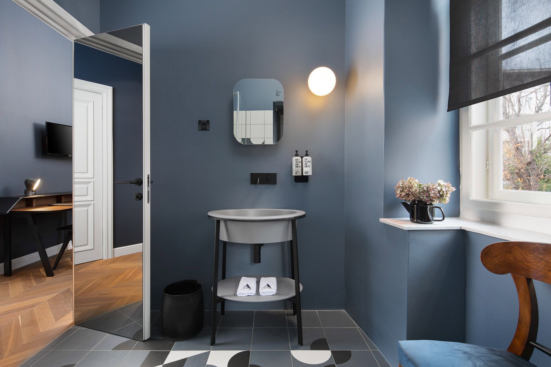 Spacious bathroom design of the standard double room Battara in the Almayer Hotel’s annexe building